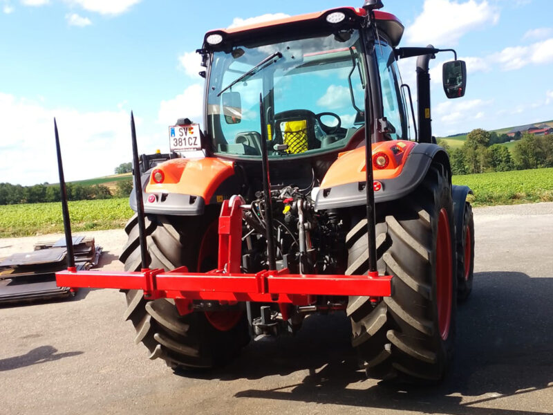 Ballenspießer am Traktor hochgeklappt