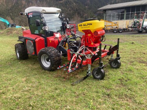 Roter Traktor mit Anbaugerät NS Alpin